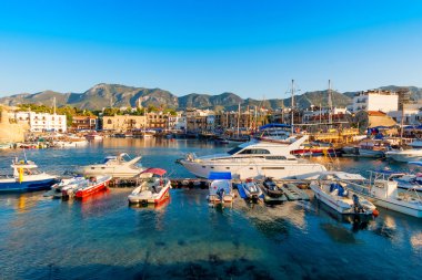 Girne (Girne) liman ile arka plan üzerinde kale. Kıbrıs