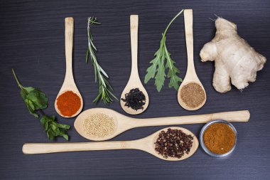 Renkli baharat ve ahşap çatal bıçak takımı