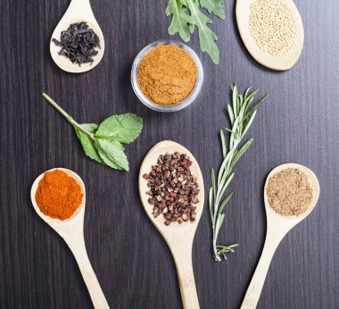 Tahta kaşıklarda baharatlar