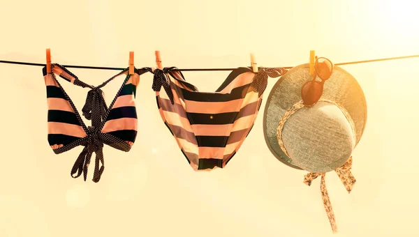 Foto de vacaciones de bikini, sombrero y gafas de sol — Foto de Stock
