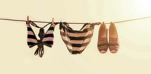 Foto de vacaciones del secado del traje de baño en el tendedero — Foto de Stock