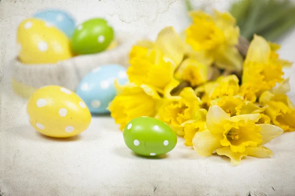 Páscoa backgound off ovos pintados e flores amarelas — Fotografia de Stock