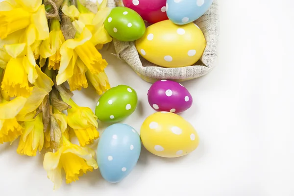 Paaseieren en een boeket van gele narcissen — Stockfoto