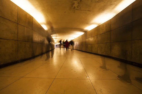 Человеческие тени в метро — стоковое фото