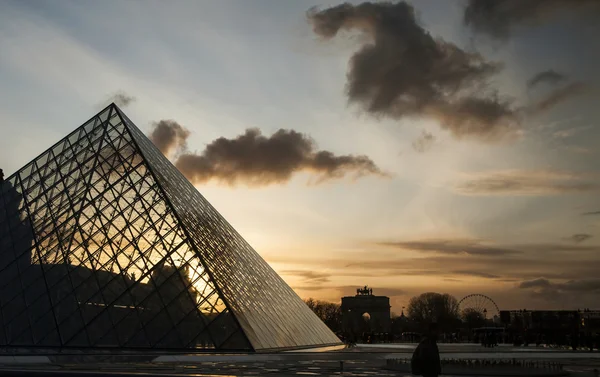 Louvre Museum in der Dämmerung — Stockfoto