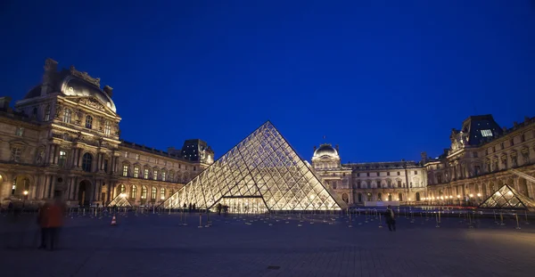 Alacakaranlıkta Louvre Müzesi — Stok fotoğraf