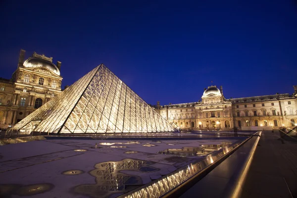 Louvre museum at twilight — Stock Photo, Image