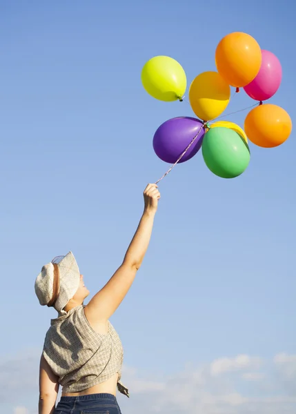 Mujer joven con globos de colores — Foto de Stock