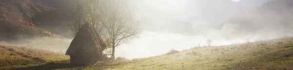 Klein huisje in de bergen-panoramisch uitzicht — Stockfoto