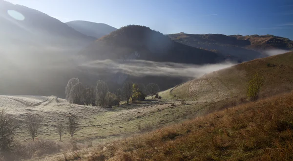 Осень в горах - сельский туманный пейзаж высоких холмов — стоковое фото