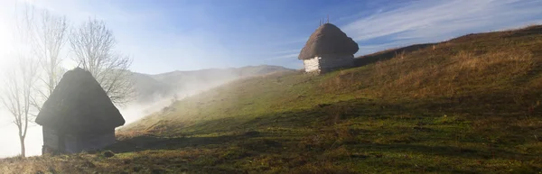 Pequena casa de campo na vista panorâmica das montanhas — Fotografia de Stock