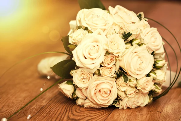 Svatební kytice z bílých růží — Stock fotografie