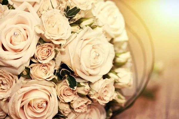 Γαμήλιο μπουκέτο με λευκά τριαντάφυλλα — Φωτογραφία Αρχείου