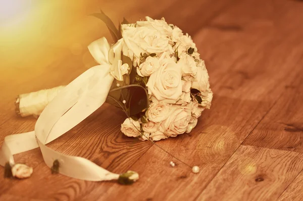 Wedding bouquet of white roses — Stock Photo, Image