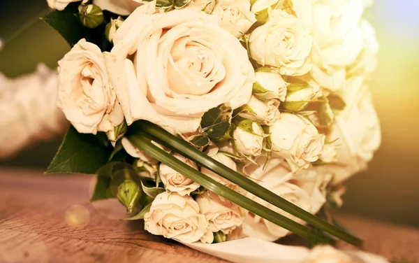 Wedding bouquet of white roses — Stock Photo, Image