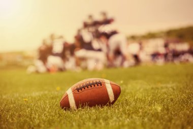 Amerikan futbolu topu sahada
