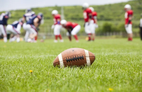 Ballon de football américain sur le terrain — Photo