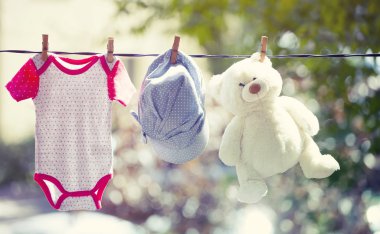 Bebek Giysi, şapka ve teddy clothesline üzerinde asılı