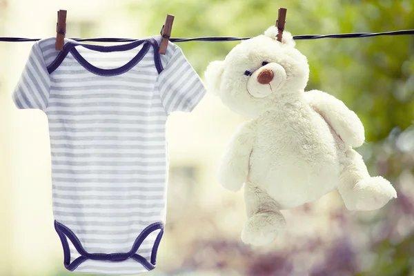 Ropa de bebé colgando en el tendedero — Foto de Stock