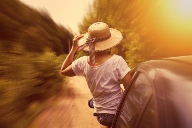 Genç kız bir otomobilin penceresinde siting 