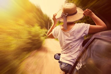 Genç kız bir otomobilin penceresinde siting 