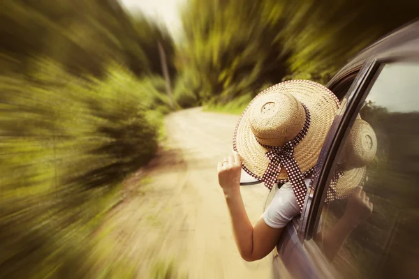 Chica con sombrero en la ventana del coche —  Fotos de Stock