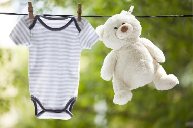 Bebek Giyim ve oyuncak ayı clothesline üzerinde asılı