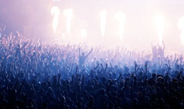 Konserde kalabalık ve bulanık sahne ışıkları