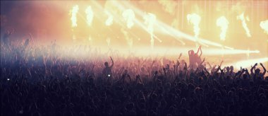 Konserde kalabalık ve bulanık sahne ışıkları