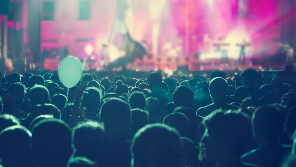 Multitud en concierto y luces borrosas del escenario —  Fotos de Stock