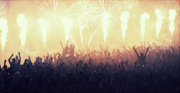 Натовп на концерті і розмиті сцени вогні — стокове фото