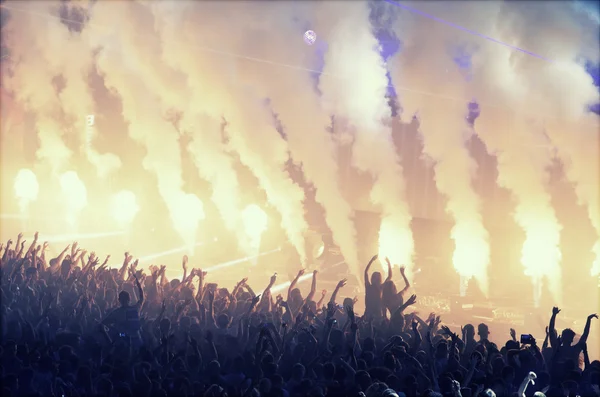 Multidão no concerto e luzes embaçadas no palco — Fotografia de Stock