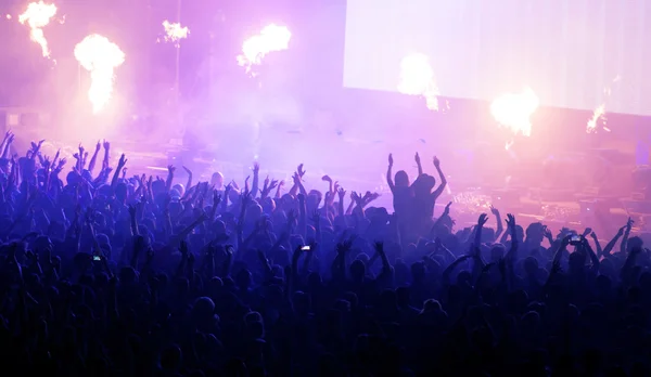 Tömeg a koncerten és homályos színpadi fények — Stock Fotó