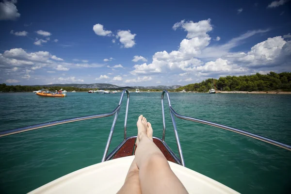 Kobieta nogi zbliżenie, morze w tle - dziewczyna relaksujący na y — Zdjęcie stockowe