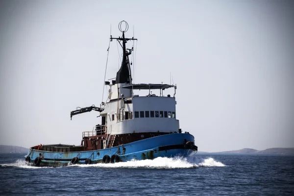 Ржавое рыболовецкое судно на море — стоковое фото