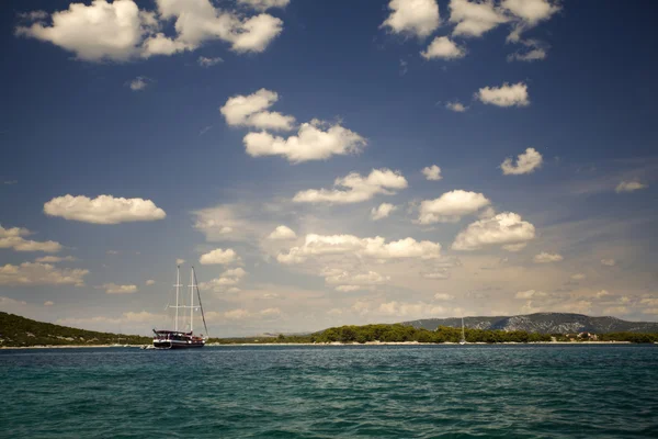 Akdeniz 'de yelkenli bir tekne — Stok fotoğraf