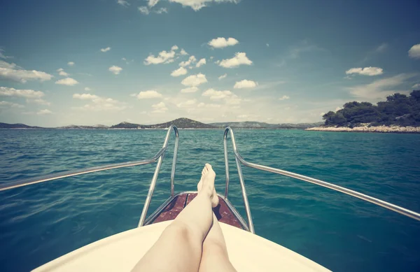 Kobieta nogi zbliżenie, morze w tle - dziewczyna relaksujący na y — Zdjęcie stockowe