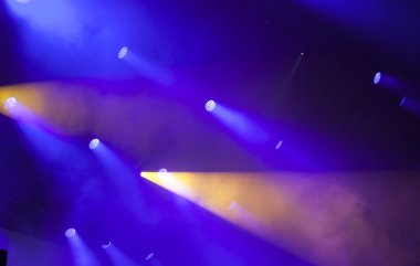 Sahne ışıkları üzerinde konser