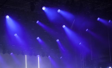 Sahne ışıkları üzerinde konser