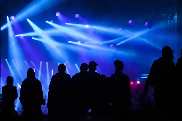 Cheering crowd in front of stage lights — Stock Photo, Image