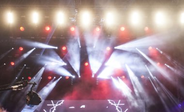 Sahne ışıkları ve duman konseri