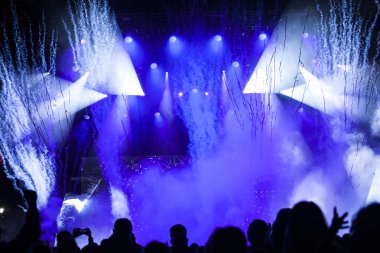 Kalabalığı eğlendirmekten önünde sahne ışıkları - retro fotoğraf