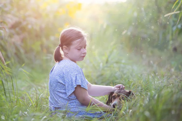 Piccola Adorabile Ragazza Seduta Nel Colorato Giardino Fiorito Godendo Della — Foto Stock