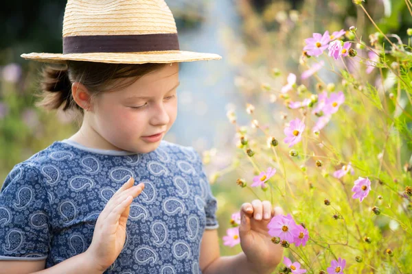 Liten Kaukasiska Flicka Kosmos Blomma Trädgård — Stockfoto