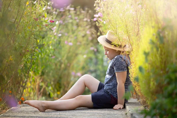 Liten Bedårande Flicka Sitter Färgglada Blomma Trädgård Njuter Hösten Solljus — Stockfoto