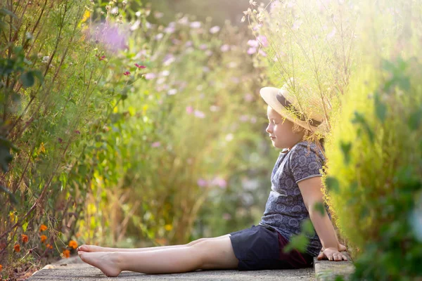 Pequena Menina Adorável Sentado Jardim Flores Coloridas Apreciando Luz Solar — Fotografia de Stock