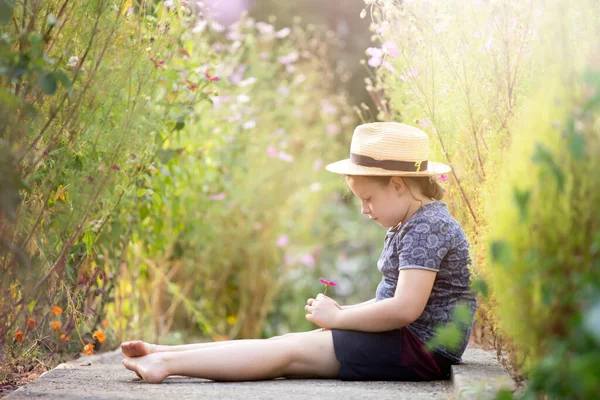 Kleine Entzückende Mädchen Sitzen Bunten Blumengarten Genießen Herbstsonne — Stockfoto