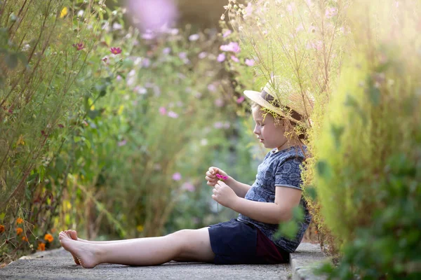 Renkli Çiçek Bahçesinde Oturan Küçük Sevimli Kız Sonbahar Günışığının Tadını — Stok fotoğraf