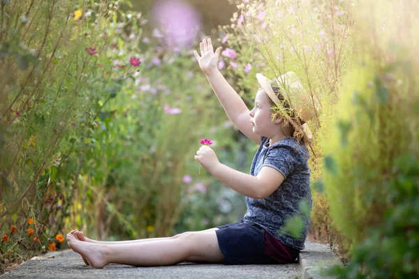 Piccola Adorabile Ragazza Seduta Nel Colorato Giardino Fiorito Godendo Della — Foto Stock