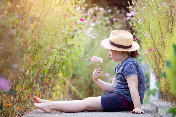 Renkli Çiçek Bahçesinde Oturan Küçük Sevimli Kız Sonbahar Günışığının Tadını — Stok fotoğraf